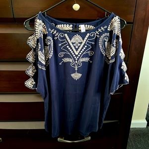 Flowy blouse with stylish cut outs on sleeves